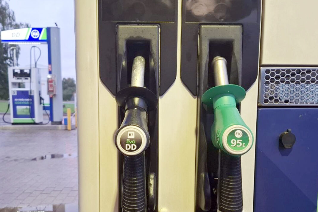 degvielas-1-chayka Ministru prezidents Andris Kulbergs paziņoja par pasākumiem autotransporta degvielas cenu samazināšanai, precizējot, ka tiks izmantoti ES tiesību aktos pieļautie risinājumi. Skaidrojam, cik lielā mērā šie ierobežojumi ietekmē Latvijas iespējas samazināt degvielas cenas. Foto: Chayka.lv