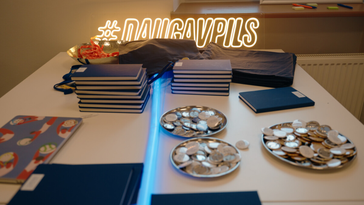 Spēles laikā un pēc tās dalībniekiem organizēja kopīgas spēles, pusdienas un ballīti, kā arī uzaicināja viņus uz Rīgas ielas svētkiem. Tas bija paredzēts, lai palīdzētu jauniešiem labāk iepazīties un savstarpēji komunicēt. Foto: Ivars Utināns / New East