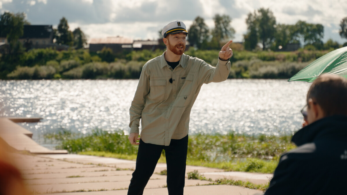 Eduards Beļnikovs ne tikai spēlē zalkti, bet arī pārtop viņa ceļā sastaptajos tēlos. Foto: Ivars Utināns