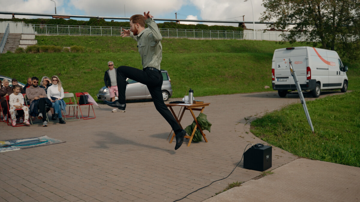 Eduards Beļnikovs viegli pārlec no viena tēla citā. Foto: Ivars Utināns