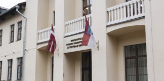 Daugavpils Stropu pamatskola – attīstības centrs (Abavas ielā 1). Ēkas remonta laikā 147 skolēni mācīsies bijušās 21. PII ēkā Ķīmijas apkaimē. Foto: Viktorija Kravcova (2025. gada 20. marts)