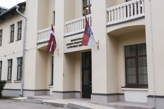 Daugavpils Stropu pamatskola – attīstības centrs (Abavas ielā 1). Ēkas remonta laikā 147 skolēni mācīsies bijušās 21. PII ēkā Ķīmijas apkaimē. Foto: Viktorija Kravcova (2025. gada 20. marts)