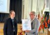 DU rektors profesors Arvīds Barševskis (no labās) ar sertifikātu, kas apliecina universitātes iegūtās četras EFQM zvaigznes. Foto: DU