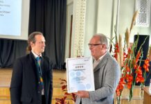 DU rektors profesors Arvīds Barševskis (no labās) ar sertifikātu, kas apliecina universitātes iegūtās četras EFQM zvaigznes. Foto: DU