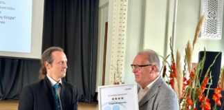 DU rektors profesors Arvīds Barševskis (no labās) ar sertifikātu, kas apliecina universitātes iegūtās četras EFQM zvaigznes. Foto: DU