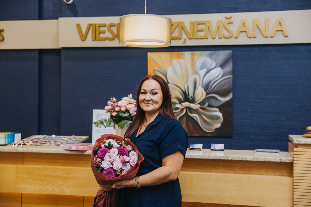 Jana Kravčonoka savas izstādes atklāšanā Daugavpilī, viesnīcā “Latgola”. 2026. gada 4. septembris. Foto: Irina Maskaļenko