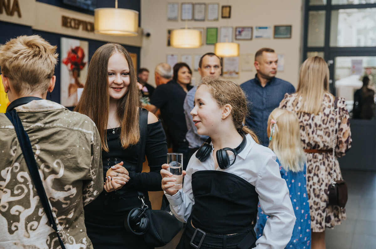 Janas Kravčonokas izstādes “Tur, kur zied klusums” atklāšanā. Daugavpils, viesnīca “Latgola”. 2026. gada 4. septembris. Foto: Irina Maskaļenko