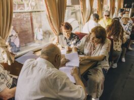 Daugavpils dzejnieki — “Dzejas tramvaja” dalībnieki Daugavpilī. Pasākums notika “Dzejas dienu 2025” ietvaros. Foto: Jevgeņijs Ratkovs (2025. gada 10. septembris)
