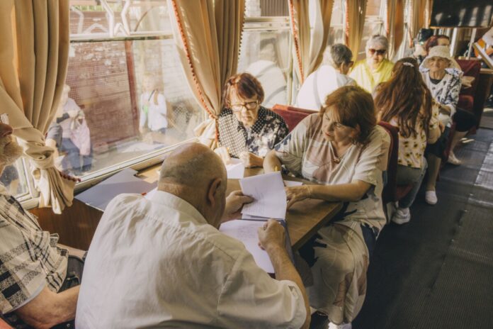img_5240 Daugavpils dzejnieki — “Dzejas tramvaja” dalībnieki Daugavpilī. Pasākums notika “Dzejas dienu 2025” ietvaros. Foto: Jevgeņijs Ratkovs (2025. gada 10. septembris)