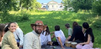 Piedzīvojumu terapija ir nodarbības dabā kopā ar speciālistu, kas palīdz apgūt dzīvē svarīgas prasmes. Tā ir viena no metodēm, ko darbā ar saviem audzēkņiem izmanto Krāslavas bērnu sociālās rehabilitācijas centrs “Mūsmājas”. Foto no Krāslavas novada pašvaldības tīmekļvietnes