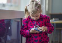 Platformā ManaBalss tiek vākti paraksti, lai cilvēki ar autiskā spektra traucējumiem (AST) arī pēc pilngadības sasniegšanas varētu turpināt saņemt valsts finansētu terapeitisko un sociālo atbalstu. Ilustratīvs foto no “Chayka” arhīva / Daugavpils Autisma centrs “Mūsu pasaule” (2020. gads)
