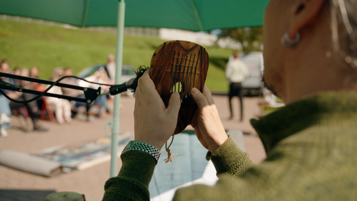 Par izrādes muzikālo pavadījumu rūpējas mūziķis un mūzikas instrumentu meistars Aleksandrs Maijers. Foto: Ivars Utināns
