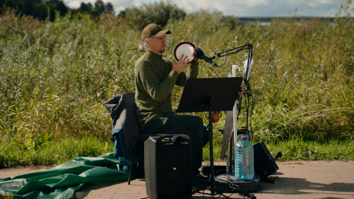 Par izrādes muzikālo pavadījumu rūpējas mūziķis un mūzikas instrumentu meistars Aleksandrs Maijers. Foto: Ivars Utināns