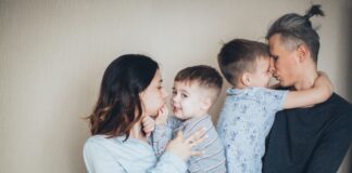 Topošos aizbildņus, adoptētājus un audžuģimenes aicina piedalīties bezmaksas mācību programmā. Ilustratīvs foto: Elly Fairytale / pexels.com