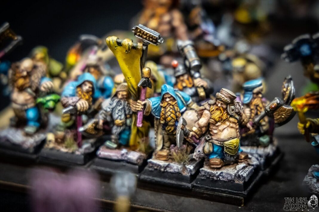 title_wg No 7. līdz 9. augustam Krakovā notika The 9th Age pasaules čempionāts. Šī ir tikai neliela daļa no figūriņām, ar kurām čempionātā spēlēja tā dalībnieki, tostarp daugavpilietis Artūrs Fišers. Foto: The Lens Viking