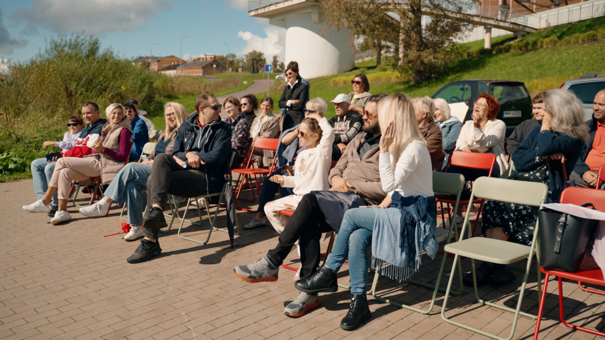 Skatītāji, kurus nenobiedēja lietus, labprāt iesaistījās notiekošajā un, šķiet, nemaz nenožēloja, ka palika. Foto: Ivars Utināns