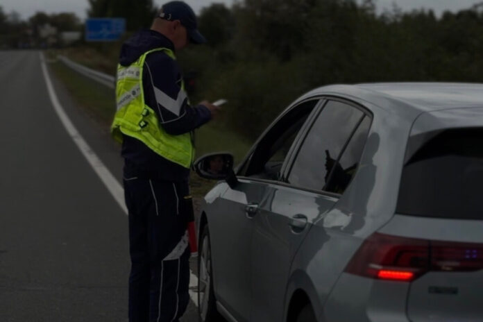 No 16. līdz 22. septembrim akcijas “ROADPOL Drošības dienas” laikā policija Latgalē reģistrēja 649 administratīvos pārkāpumus. Gandrīz 40 % no tiem bija saistīti ar atļautā braukšanas ātruma pārsniegšanu. Foto: Anna Kusiņa (2026. gada 17. septembrī)