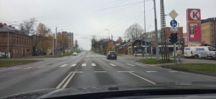 Luksofors 18. novembra un Ventspils ielas krustojumā 2026. gada 27. oktobrī. "Chayka" lasītāja bilde.
