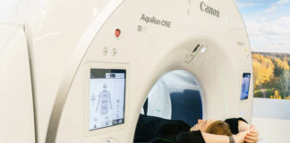 14. oktobrī Daugavpils reģionālajā slimnīcā atklāts jauns datortomogrāfijas kabinets. Jaunā iekārta ļaus ārstiem ātrāk diagnosticēt onkoloģiskās, sirds un asinsvadu, kā arī neiroloģiskās slimības. Foto: Margarita Vigule / daugavpils.lv