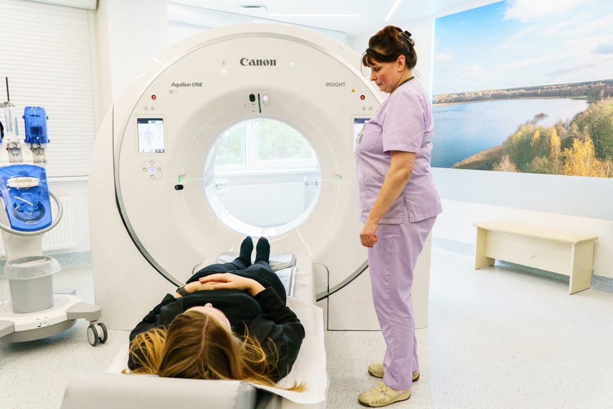Pēc Daugavpils reģionālās slimnīcas vadības teiktā, “Canon Aquilion ONE INSIGHT Edition” iekārta ļauj ātrāk un precīzāk izmeklēt pacientus, tostarp diagnosticēt sirds un asinsvadu, onkoloģiskās un neiroloģiskās slimības. Foto: Margarita Vigule / daugavpils.lv