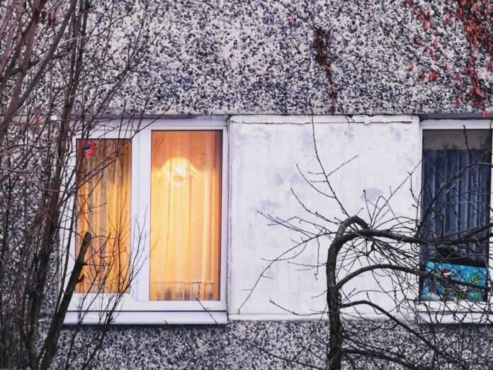 Lai palīdzētu segt elektroenerģijas rēķinus iedzīvotājiem, kuriem pienākas atbalsts, Latvijā šim mērķim novirzīs 4,4 miljonus eiro ietaupīto līdzekļu. Papildus vēl 2 miljoni eiro finansējuma ļaus saglabāt ikmēneša atlaides elektroenerģijas rēķiniem. Ilustratīvs foto: Sergejs Sokolovs (no “Chayka” arhīva) Lai palīdzētu segt elektroenerģijas rēķinus iedzīvotājiem, kuriem pienākas atbalsts, Latvijā šim mērķim novirzīs 4,4 miljonus eiro ietaupīto līdzekļu. Papildus vēl 2 miljoni eiro finansējuma ļaus saglabāt ikmēneša atlaides elektroenerģijas rēķiniem. Ilustratīvs foto: Sergejs Sokolovs (no “Chayka” arhīva)