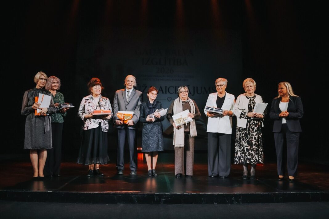 Daugavpilī pasniegtas “Gada balvas izglītībā”: apbalvoti pedagogi, jaunie skolotāji un tie, kuri atbalsta izglītības nozari. Fotogrāfijā – nominācijas “Mūža aicinājums” laureāti. Foto: Irina Maskalenko