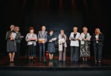 Daugavpilī pasniegtas “Gada balvas izglītībā”: godināti pedagogi, jaunie skolotāji un izglītības atbalstītāji Daugavpilī pasniegtas “Gada balvas izglītībā”: apbalvoti pedagogi, jaunie skolotāji un tie, kuri atbalsta izglītības nozari. Fotogrāfijā – nominācijas “Mūža aicinājums” laureāti. Foto: Irina Maskalenko