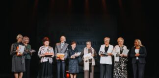 Daugavpilī pasniegtas “Gada balvas izglītībā”: apbalvoti pedagogi, jaunie skolotāji un tie, kuri atbalsta izglītības nozari. Fotogrāfijā – nominācijas “Mūža aicinājums” laureāti. Foto: Irina Maskalenko