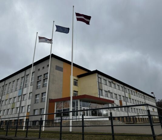 Remontdarbi un pārcelšanās: Daugavpils vecāki uztraucas, kā bērniem apvienot mācības un sporta treniņus Daugavpils Iespēju vidusskola. 2026. gada 6. aprīlis. Foto: Anastasija Šubina