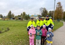 “Chayka” kopā ar Valsts policiju pārbaudīja, kā vecāki pārvadā bērnus Chayka kopā ar Valsts policiju pārbaudīja, kā vecāki pārvadā bērnus. Valsts policijas pārstāvji kopā ar bērniem. Foto: Anna Kusiņa