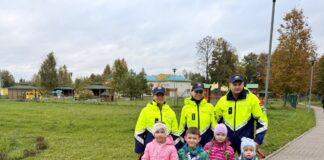 Chayka kopā ar Valsts policiju pārbaudīja, kā vecāki pārvadā bērnus. Valsts policijas pārstāvji kopā ar bērniem. Foto: Anna Kusiņa