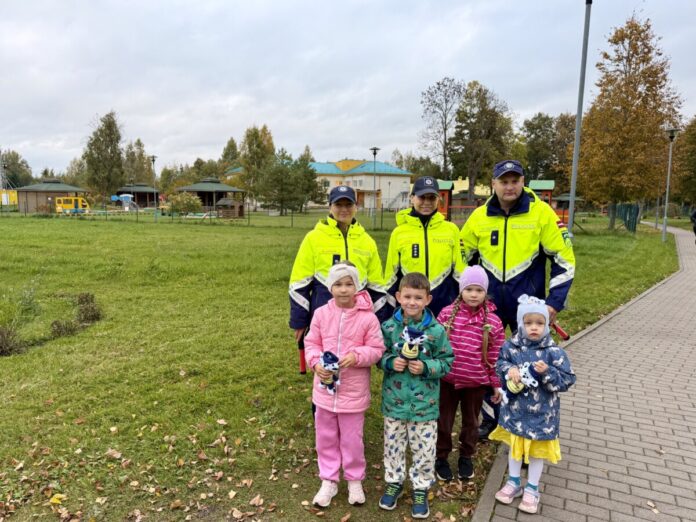 Chayka kopā ar Valsts policiju pārbaudīja, kā vecāki pārvadā bērnus. Valsts policijas pārstāvji kopā ar bērniem. Foto: Anna Kusiņa