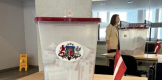 15. Saeimas vēlēšanu iecirknis Daugavpils kultūras pilī 2026. gada 3. oktobrī. Foto: Anastasija Šubina.