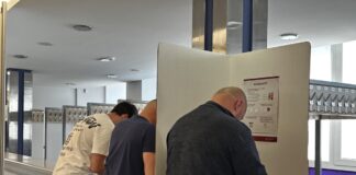 15. Saeimas vēlēšanu iecirknis Daugavpils kultūras pilī 2026. gada 3. oktobrī. Foto: Anastasija Šubina.