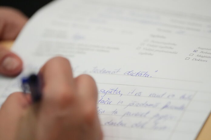 Latviešu valodas diktāts. 2023. gada 14. oktobris. Foto: Edijs Pālens / LETA