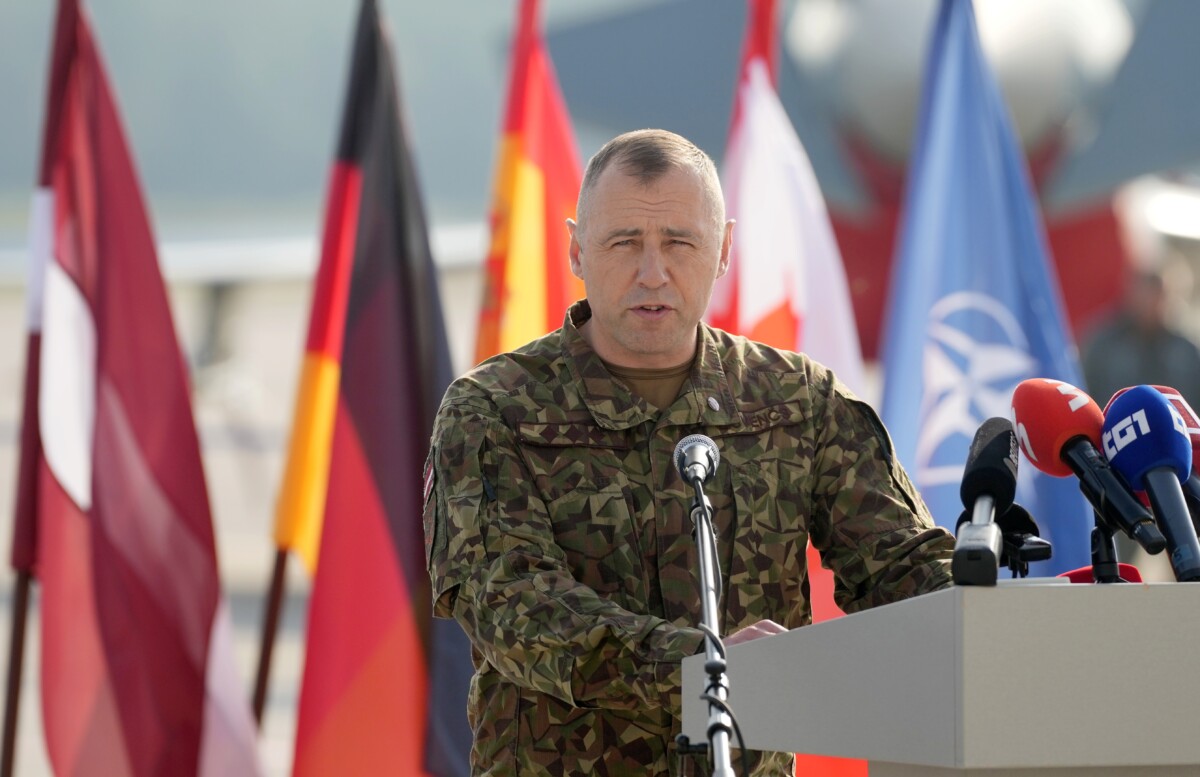 Edmunds Svenčs NATO mediju dienā militārajā bāzē “Lielvārde”. 2026. gada 1. oktobris. Foto: Kaspars Krafts / LETA