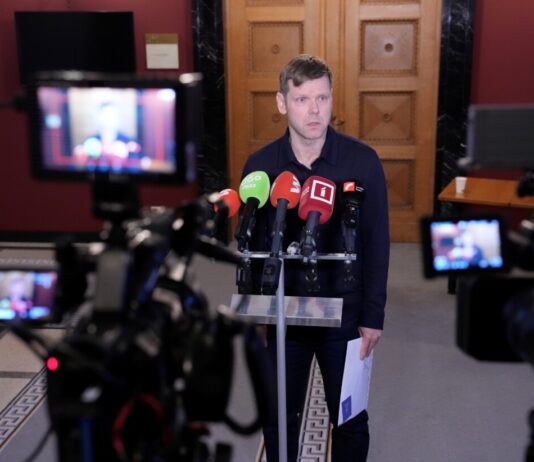 Premjera padomnieks Brencis aizturēts un vēlāk atbrīvots saistībā ar iespējamu ES fondu līdzekļu izkrāpšanu. Politiķis pārkāpumus noliedz Ministru prezidenta padomnieks un partiju apvienības "Apvienotā Saraksta" jaunievēlētais Saeimas deputāts Mārtiņš Brencis. Foto: Ieva Leiniša / LETA