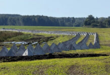 Pierobežā izrakti četri kilometri prettanku grāvju. Vēl 62 km aizsardzības līnijas plāno izbūvēt līdz 2027. gada beigām Pierobežā izrakti četri kilometri prettanku grāvju. Vēl 62 km aizsardzības līnijas plāno izbūvēt līdz 2027. gada beigām. Foto: Valsts nekustamie īpašumi