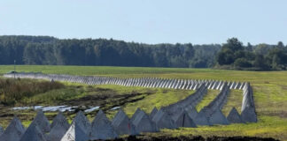 Pierobežā izrakti četri kilometri prettanku grāvju. Vēl 62 km aizsardzības līnijas plāno izbūvēt līdz 2027. gada beigām. Foto: Valsts nekustamie īpašumi