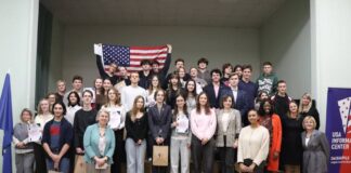 Pērnā gada erudīcijas konkursa “American Day” dalībnieki Daugavpilī. 2025. gada 3. decembris. Foto: USA Information Center Daugavpils