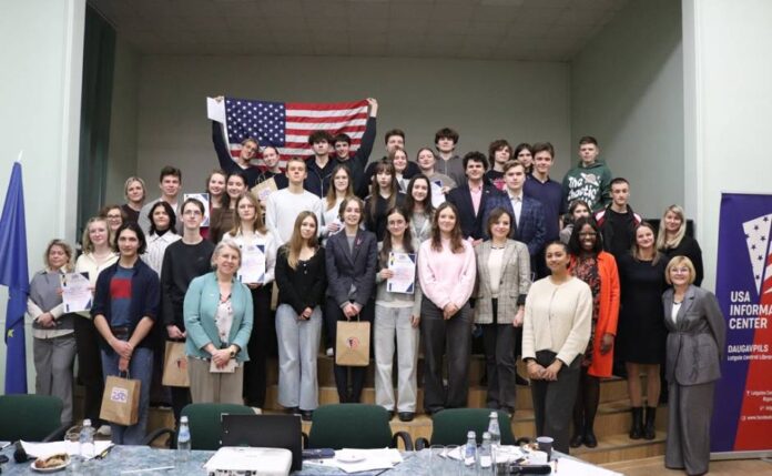 group-photo-americanday-001_max Pērnā gada erudīcijas konkursa “American Day” dalībnieki Daugavpilī. 2025. gada 3. decembris. Foto: USA Information Center Daugavpils