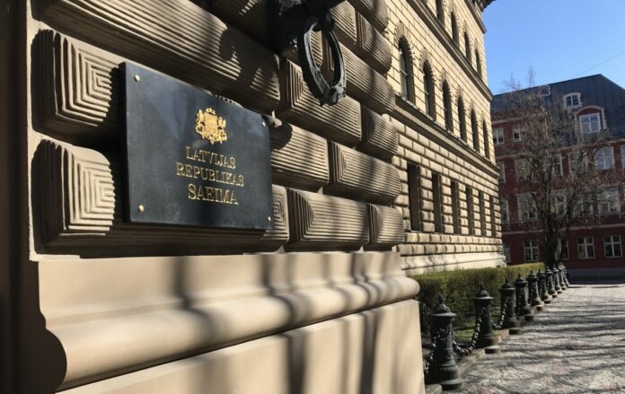 Saeima aizliedz apvienot Latvijas Radio un LTV ziņu dienestus. LSM vadība un Žurnālistu asociācija iebilst. Foto: Artūrs Andersons / LSM