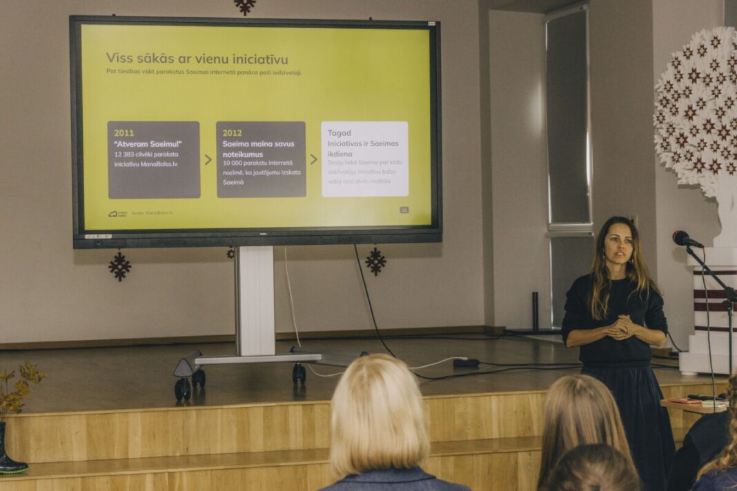 img_8159 15. oktobrī Daugavpils Valsts ģimnāzijā notika pirmā tikšanās ManaBalss.lv programmas “Demokrātijas laboratorija” ietvaros. Programmas mērķis ir veicināt jauniešu pilsonisko aktivitāti. Foto: Jevgeņijs Ratkovs