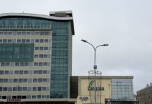 Daugavpils iedzīvotāji ir noraizējušies — uz viesnīcas “Latgola” pārstājis darboties pulkstenis. Foto: Anna Kusiņa (2026. gada 19. oktobris).