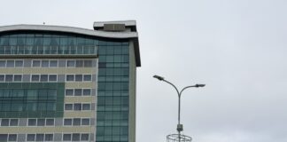 Daugavpils iedzīvotāji ir noraizējušies — uz viesnīcas “Latgola” pārstājis darboties pulkstenis. Foto: Anna Kusiņa (2026. gada 19. oktobris).