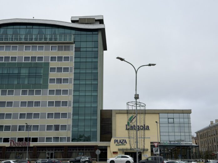 Daugavpils iedzīvotāji ir noraizējušies — uz viesnīcas “Latgola” pārstājis darboties pulkstenis. Foto: Anna Kusiņa (2026. gada 19. oktobris).