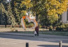 No 2027. gada 1. oktobra Latvijā varēs brīvprātīgi veikt sociālās apdrošināšanas iemaksas par atsevišķiem periodiem no 1991. līdz 1995. gadam, lai tos ieskaitītu apdrošināšanas stāžā. Ilustratīvs foto: Jevgeņijs Ratkovs