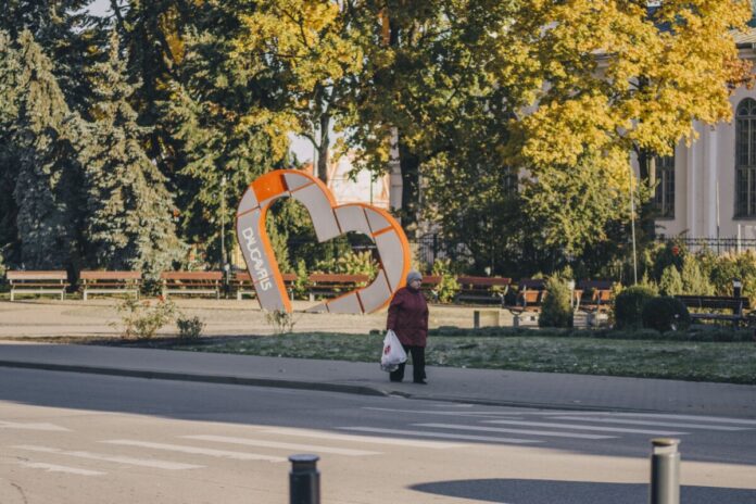 No 2027. gada 1. oktobra Latvijā varēs brīvprātīgi veikt sociālās apdrošināšanas iemaksas par atsevišķiem periodiem no 1991. līdz 1995. gadam, lai tos ieskaitītu apdrošināšanas stāžā. Ilustratīvs foto: Jevgeņijs Ratkovs