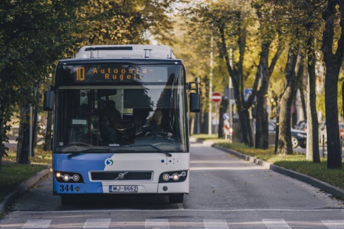 Autobuss Daugavpilī. 2024. gada 17. oktobris. Foto: Jevgeņijs Ratkovs
