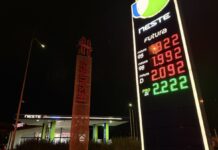Degviela Latvijā gada laikā sadārdzinājusies līdz pat 36%. Kāpēc cenas aug un ko dara valdība? “Neste” degvielas uzpildes stacija Daugavpilī, Smilšu ielā 32. 2026. gada 26. oktobris. Foto: Anastasija Šubina